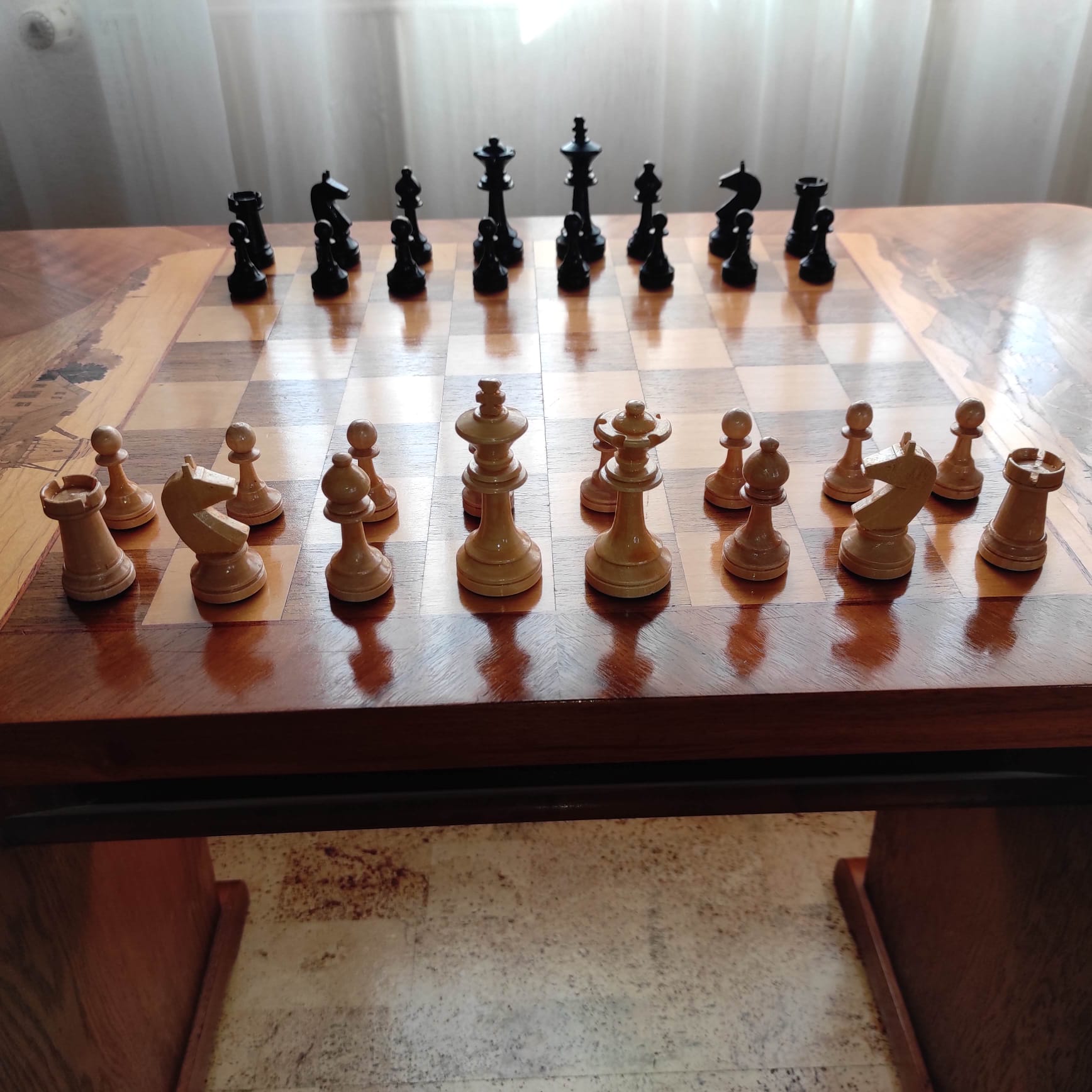 Alter Schachtisch aus Holz mit Intarsien & Schachfiguren