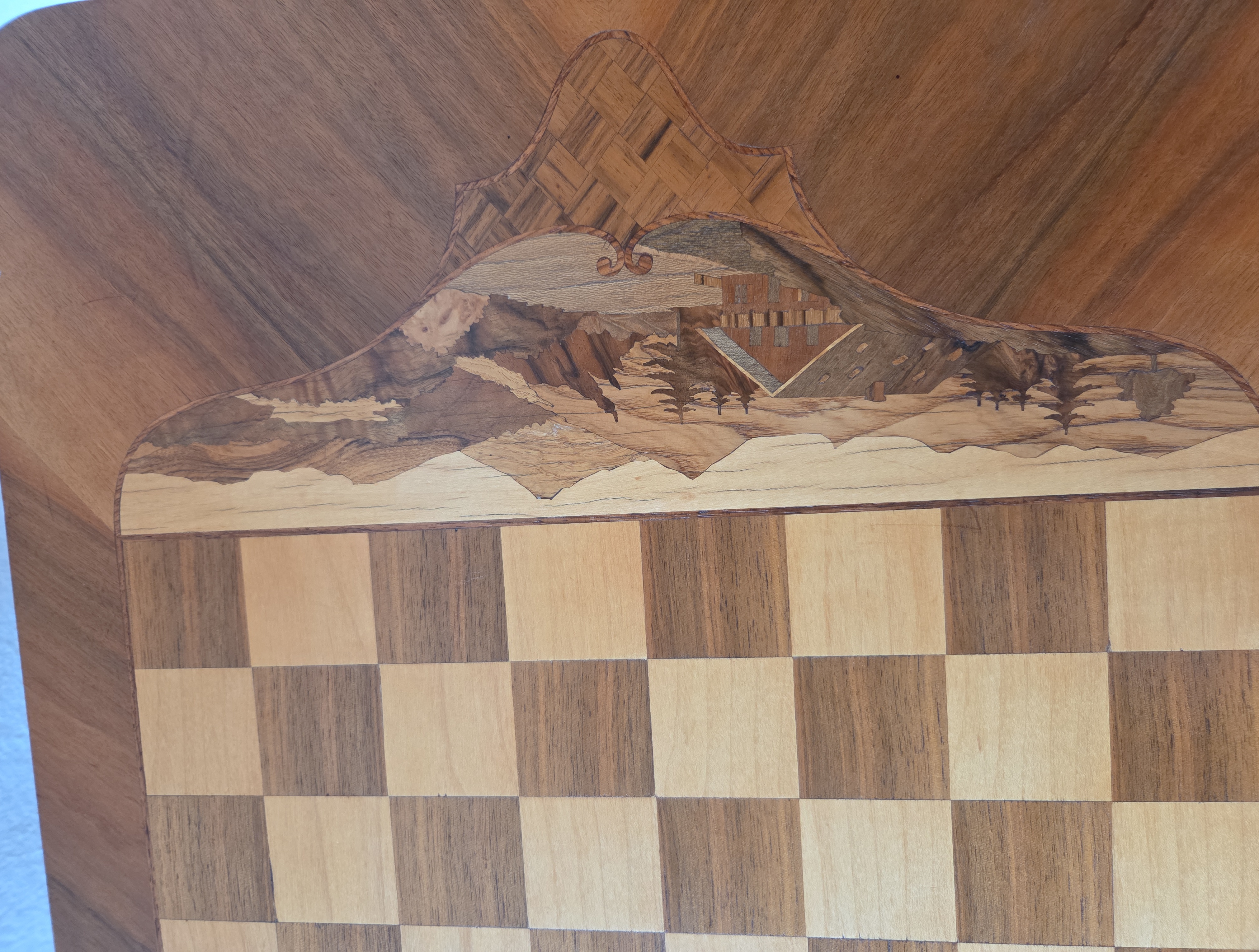 Alter Schachtisch aus Holz mit Intarsien & Schachfiguren – Vorschaubild 8