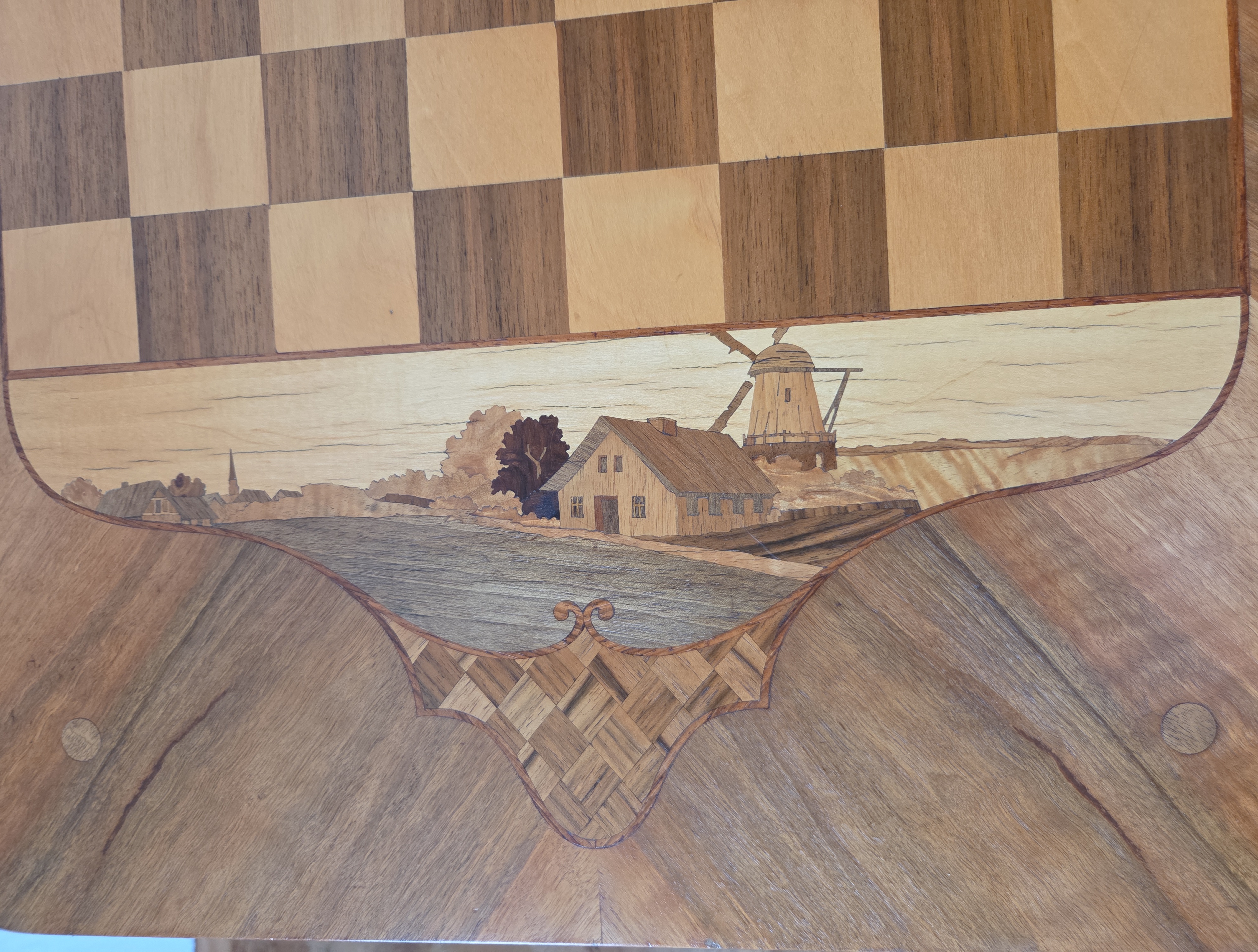 Alter Schachtisch aus Holz mit Intarsien & Schachfiguren – Vorschaubild 7