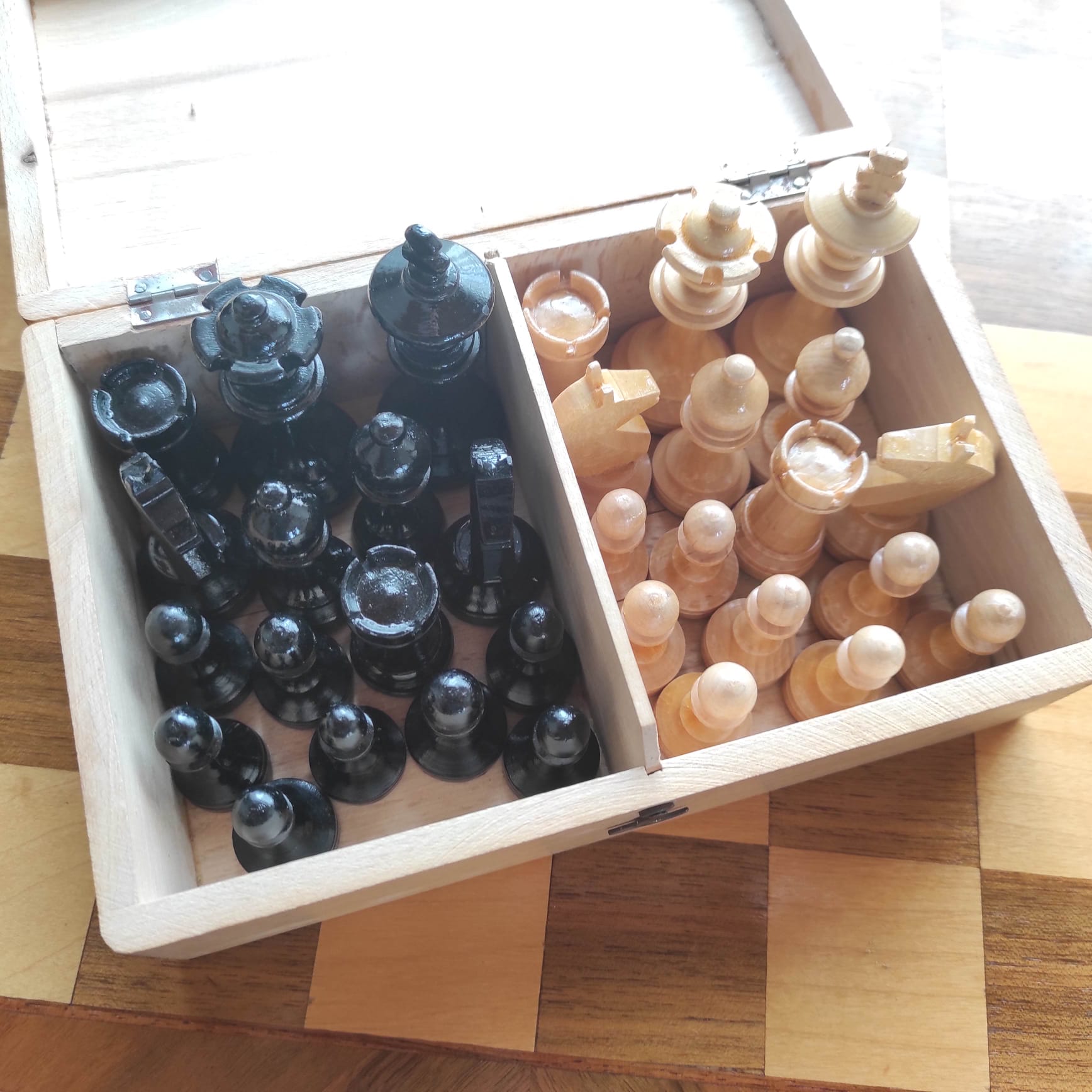 Alter Schachtisch aus Holz mit Intarsien & Schachfiguren – Vorschaubild 2