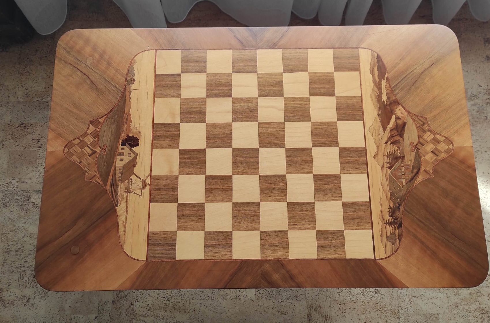 Alter Schachtisch aus Holz mit Intarsien & Schachfiguren – Vorschaubild 6